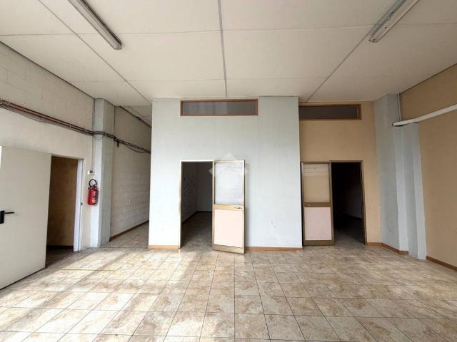 Locale Commerciale in affitto a Feltre, Veneto