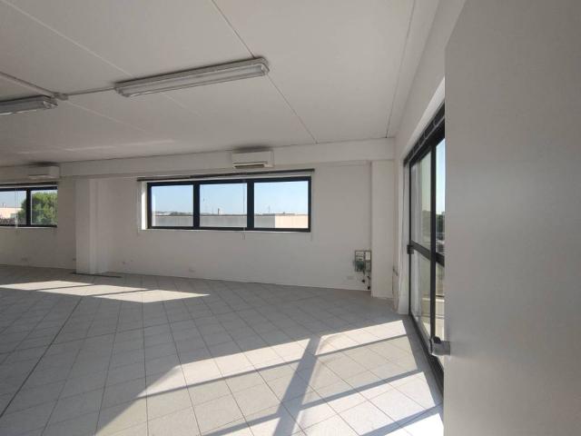 Locale Commerciale in affitto a Villa Vitali, Marche
