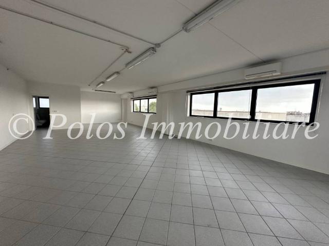 Locale Commerciale in affitto a Marche, Fermo