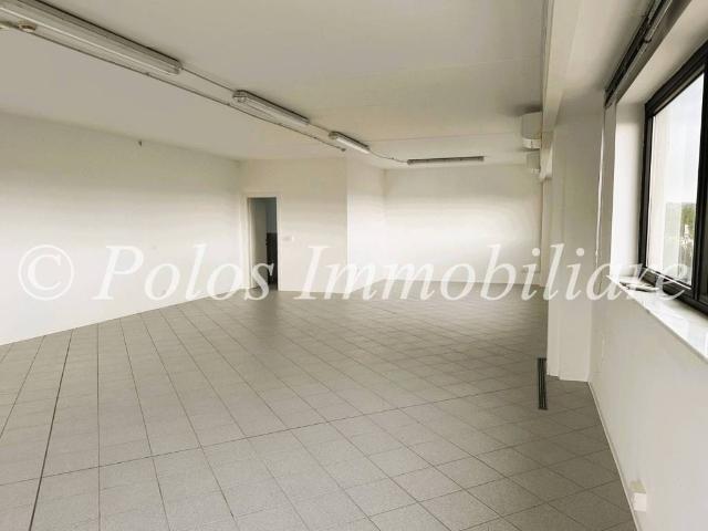 Locale Commerciale in affitto a Marche, Fermo