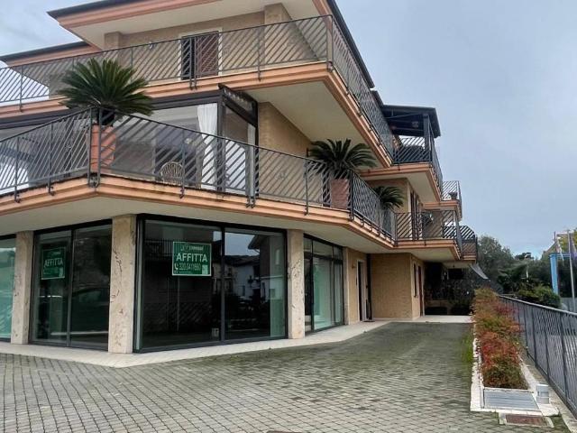 Locale Commerciale in affitto a Marche, Fermo