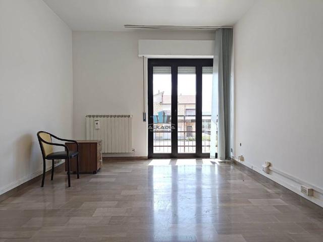 Locale Commerciale in affitto a Santa Petronilla, Marche