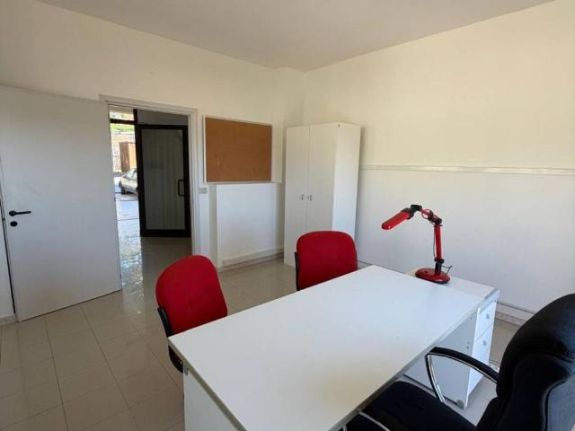 Locale Commerciale in affitto a Rione Murato, Marche