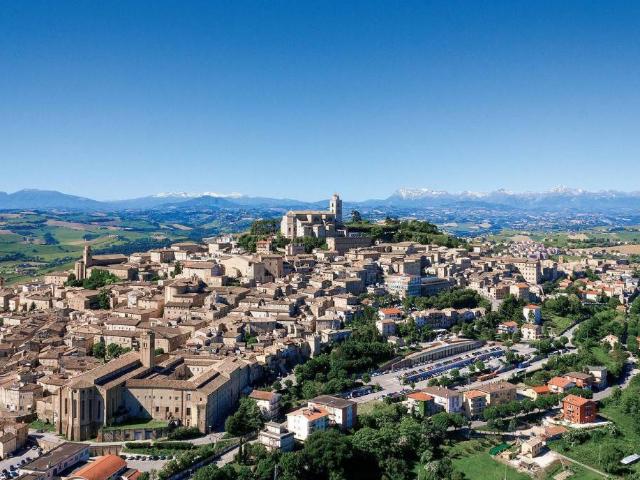 Locale Commerciale in affitto a Marche, Fermo