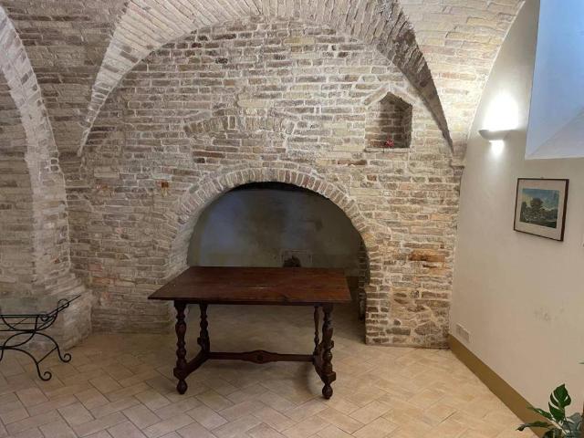 Locale Commerciale in affitto a Tirassegno, Marche