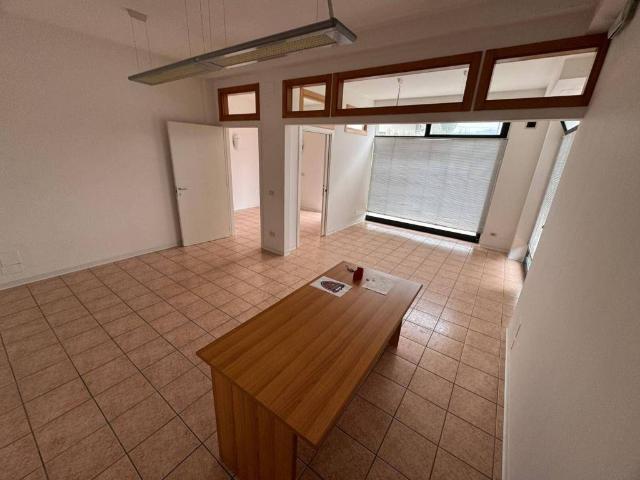 Locale Commerciale in affitto a Marche, Fermo