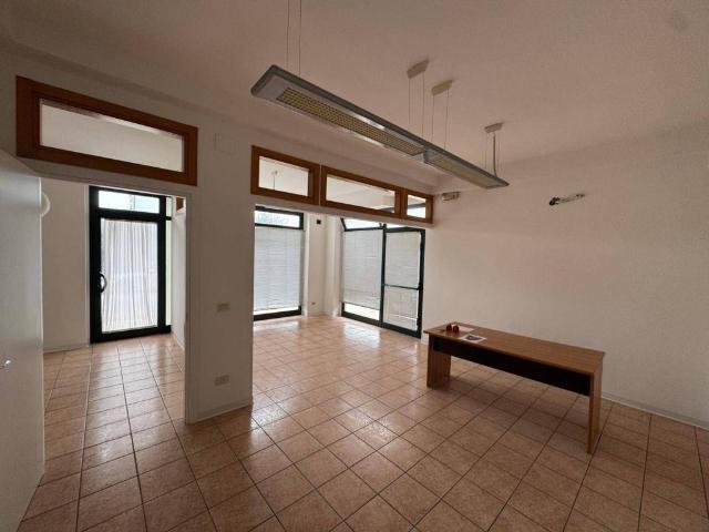 Locale Commerciale in affitto a Marche, Fermo