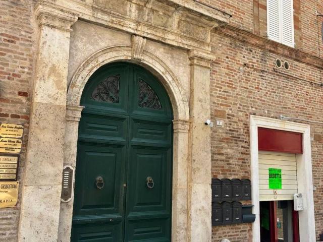 Locale Commerciale in affitto a Santa Petronilla, Marche