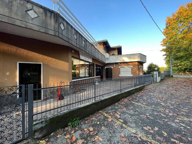 Locale Commerciale in affitto a Ferno, Lombardia
