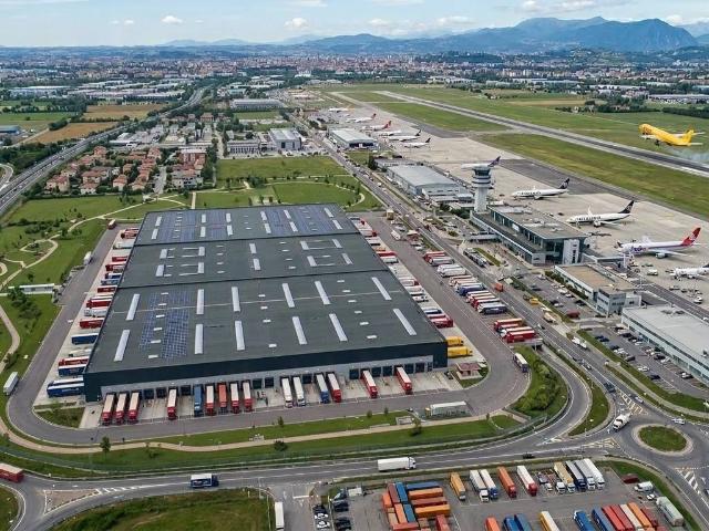 Locale Commerciale in affitto a Ferno, Lombardia