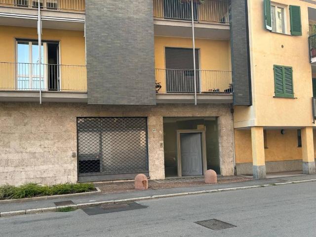 Locale Commerciale in affitto a Ferno, Lombardia