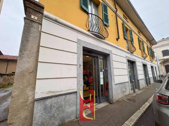 Locale Commerciale in affitto a Ferno, Lombardia