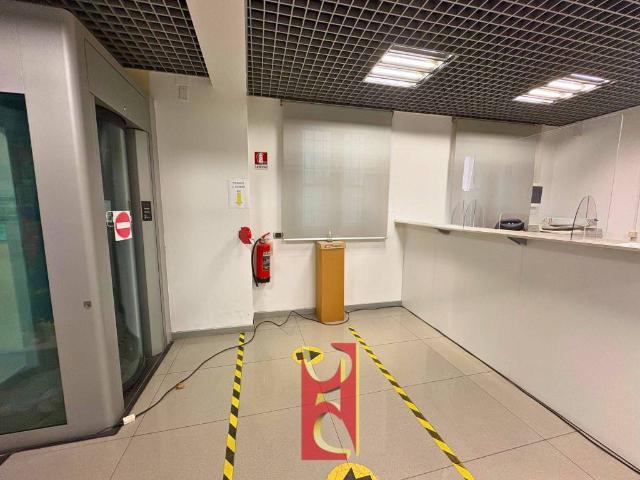 Locale Commerciale in affitto a Ferno, Lombardia
