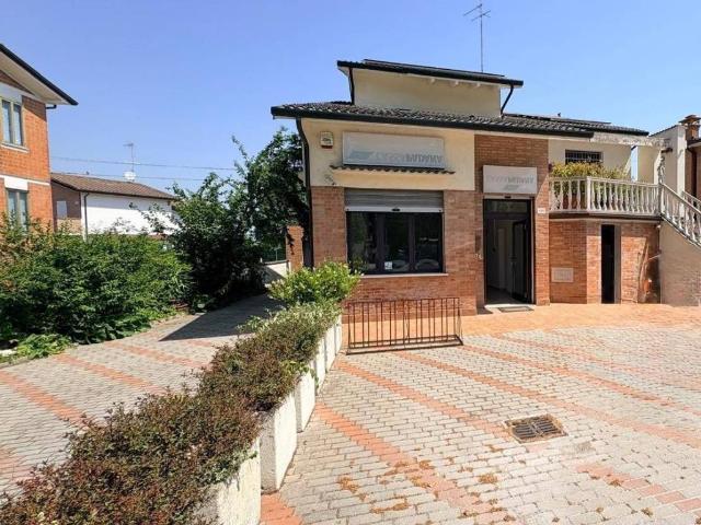 Locale Commerciale in affitto a Ferrara, Reggio Emilia