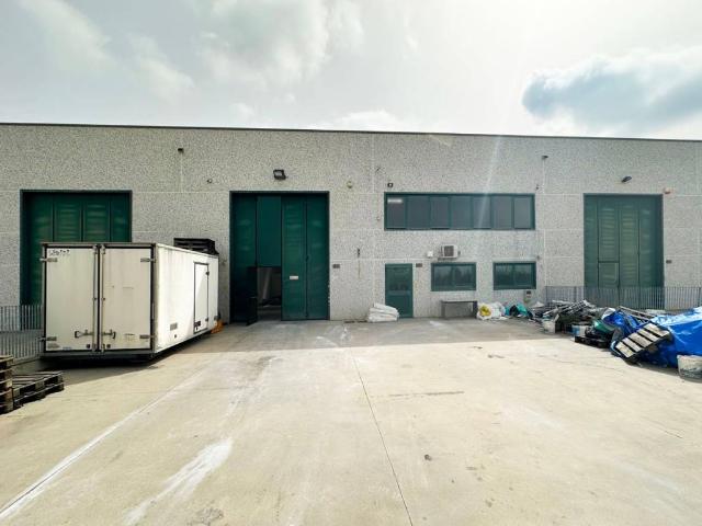 Locale Commerciale in affitto a Ferrara, Reggio Emilia