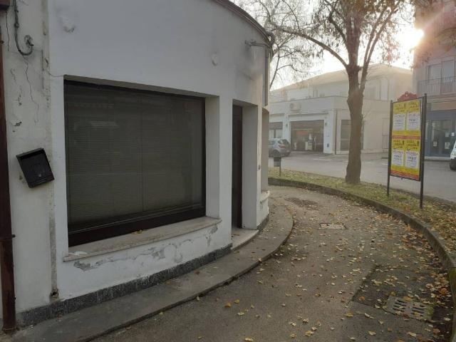 Locale Commerciale in affitto a Ferrara, Reggio Emilia