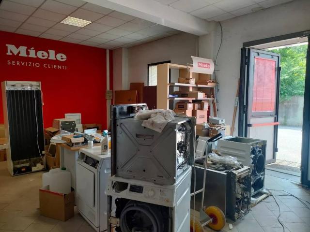 Locale Commerciale in affitto a Mizzana, Ferrara