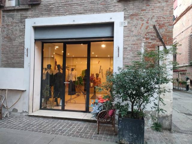 Locale Commerciale in vendita a Giardino, Ferrara