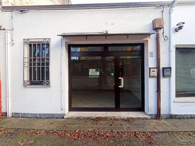 Locale Commerciale in affitto a Ferrara, Reggio Emilia