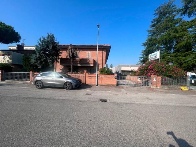Locale Commerciale in affitto a Villaggio Satellite, Ferrara