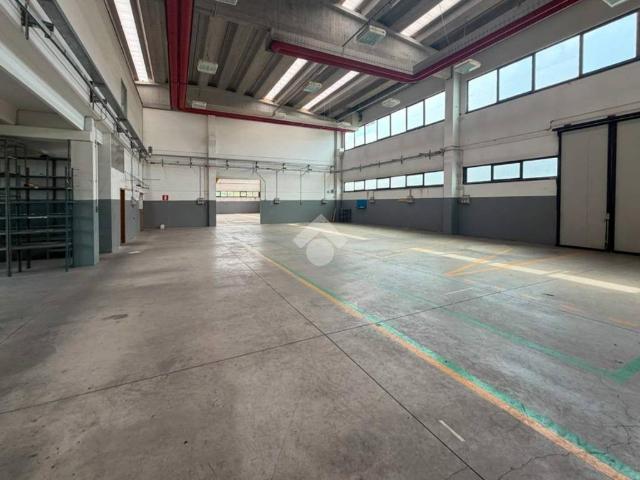 Locale Commerciale in affitto a Fidenza, Reggio Emilia