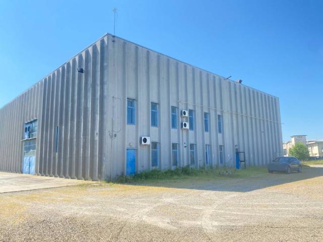Locale Commerciale in affitto a Unione Comuni Modenesi Area Nord, Finale Emilia