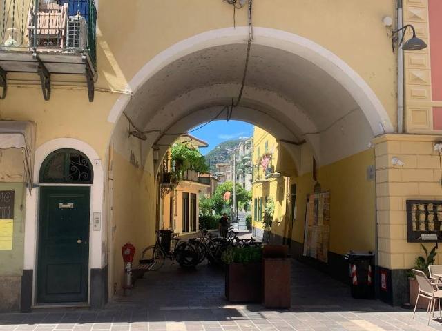 Locale Commerciale in affitto a Finale Ligure, Liguria