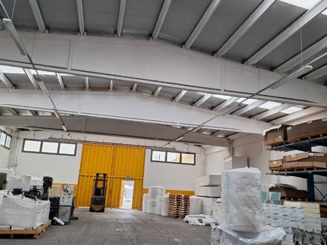 Locale Commerciale in affitto a Unione dei comuni del Distretto Ceramico, Fiorano Modenese