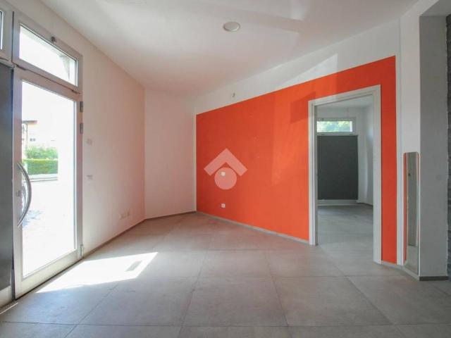 Locale Commerciale in affitto a Unione dei comuni del Distretto Ceramico, Fiorano Modenese