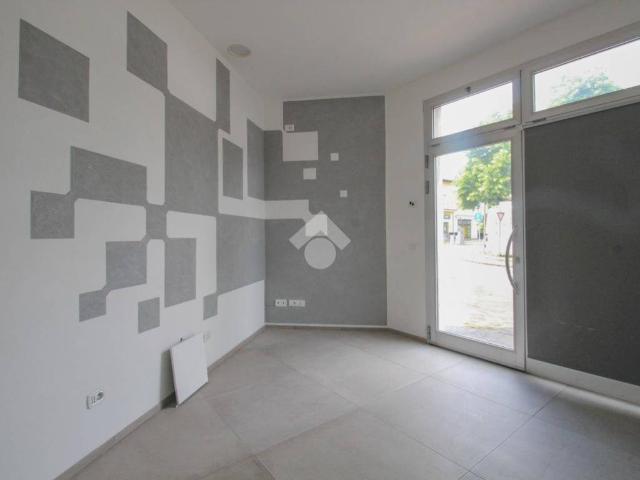 Locale Commerciale in affitto a Unione dei comuni del Distretto Ceramico, Fiorano Modenese