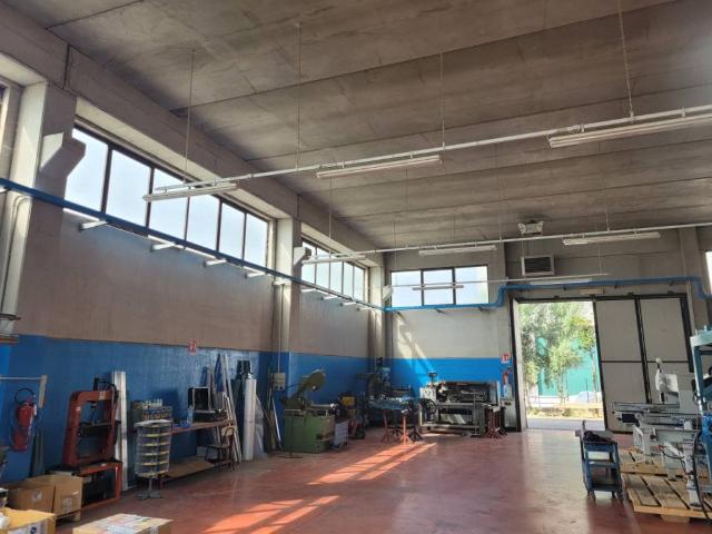Locale Commerciale in affitto a Unione dei comuni del Distretto Ceramico, Fiorano Modenese