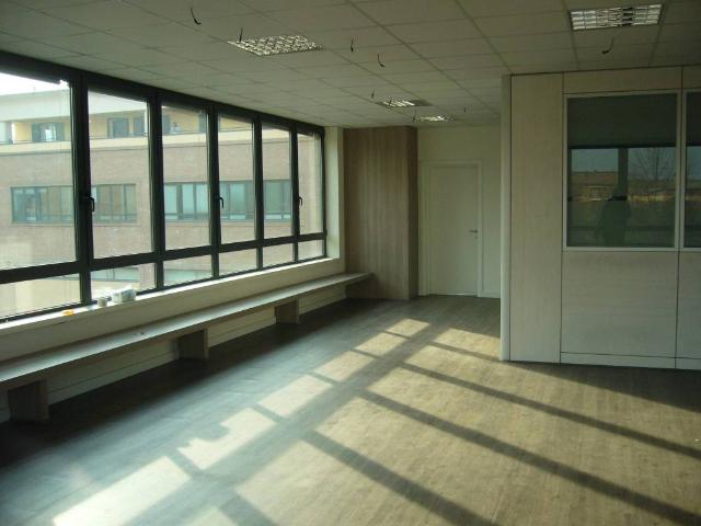 Locale Commerciale in affitto a Unione dei comuni del Distretto Ceramico, Fiorano Modenese