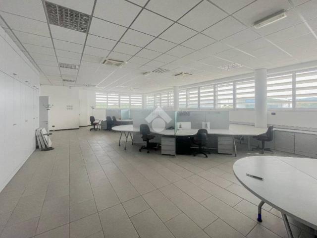 Locale Commerciale in affitto a Unione dei comuni del Distretto Ceramico, Fiorano Modenese