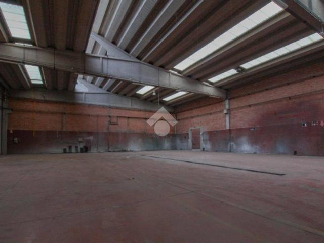 Locale Commerciale in affitto a Unione dei comuni del Distretto Ceramico, Fiorano Modenese