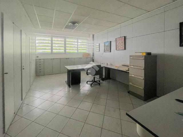 Locale Commerciale in affitto a Unione dei comuni del Distretto Ceramico, Fiorano Modenese