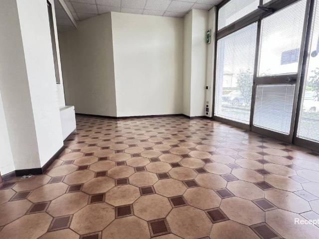 Locale Commerciale in affitto a Unione dei comuni del Distretto Ceramico, Fiorano Modenese