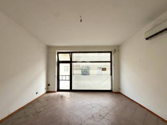 Locale Commerciale in affitto a Fiorenzuola D'arda, Reggio Emilia