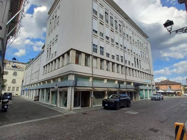 Locale Commerciale in affitto a Fiorenzuola D'arda, Reggio Emilia