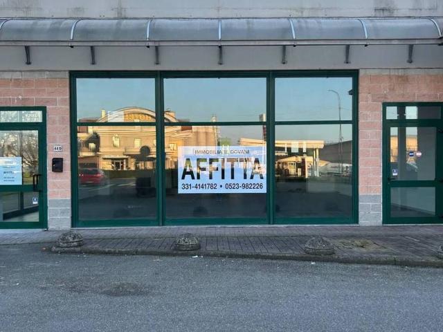 Locale Commerciale in affitto a Fiorenzuola D'arda, Reggio Emilia