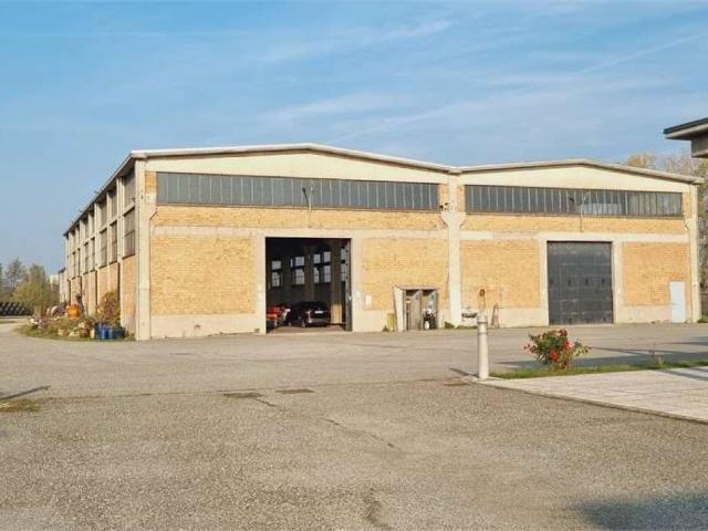 Locale Commerciale in affitto a Fiorenzuola D'arda, Reggio Emilia