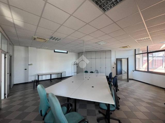 Locale Commerciale in affitto a Fiorenzuola D'arda, Reggio Emilia