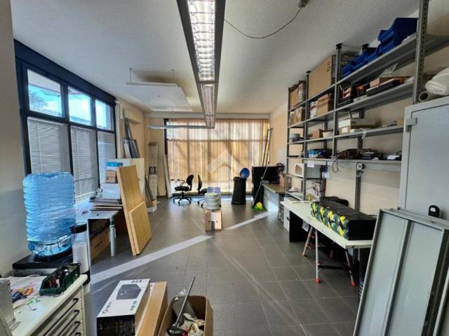 Locale Commerciale in affitto a Mantignano, Firenze