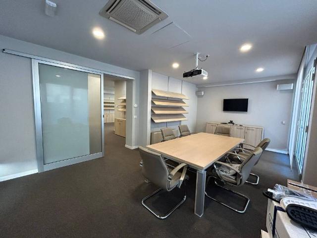 Locale Commerciale in affitto a Quartiere 2, Firenze