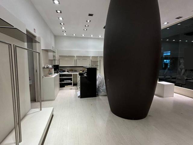 Locale Commerciale in affitto a Quartiere 2, Firenze