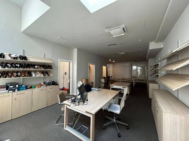 Locale Commerciale in affitto a Quartiere 2, Firenze