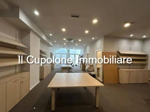 Locale Commerciale in affitto a Quartiere 2, Firenze