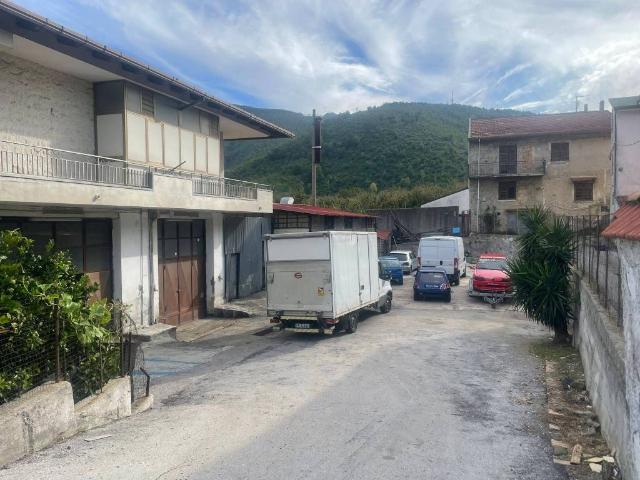 Locale Commerciale in affitto a Fisciano, Campania