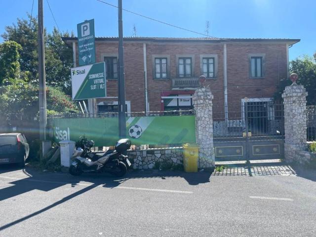 Locale Commerciale in affitto a Fisciano, Campania