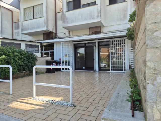 Locale Commerciale in affitto a Fregene, Roma Capitale