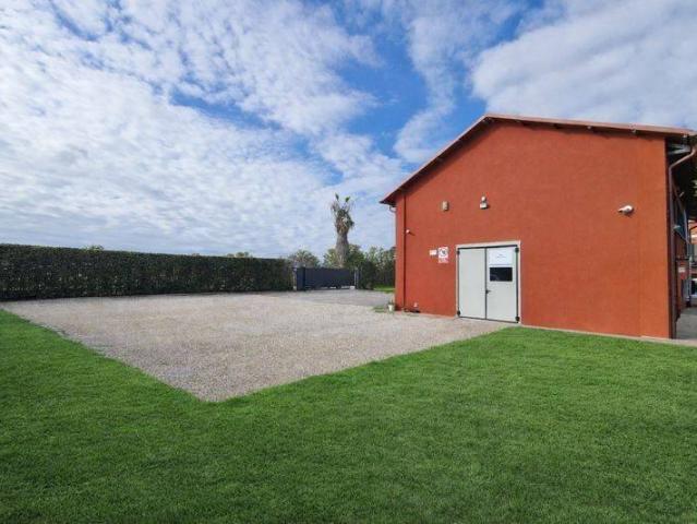 Locale Commerciale in affitto a Parco Leonardo, Roma Capitale